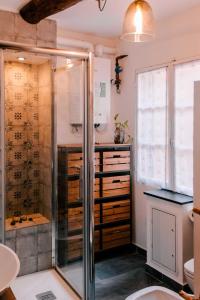 een badkamer met douche en toilet bij Il Nido Luminoso Acquario-Genova Centro Storico in Genua