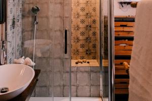 een badkamer met een douche en een wastafel bij Il Nido Luminoso Acquario-Genova Centro Storico in Genua +23 foto's