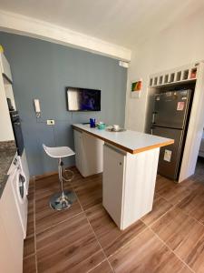 een keuken met een aanrecht en een koelkast bij Loft Avis in San Luis