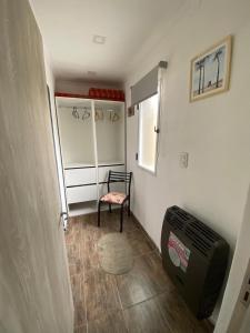 een kleine kamer met een stoel en een raam bij Loft Avis in San Luis