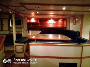 una sala da pranzo con tavolo e sedie di Comfortable and spacious sailboat a Marigot