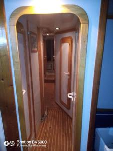 una porta aperta su un corridoio su una barca di Comfortable and spacious sailboat a Marigot