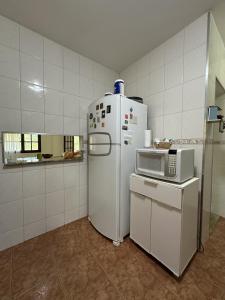Hostel Ares do Mundo的厨房或小厨房