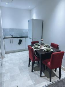 Afbeelding uit fotogalerij van Somerville Apartment London Heathrow in Hounslow