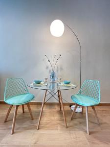 a table with two chairs and a table with a vase at Apartamento Centro Madrid Atocha in Madrid