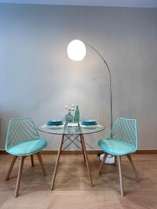 a table with two chairs and a vase on it at Apartamento Centro Madrid Atocha in Madrid +17 photos