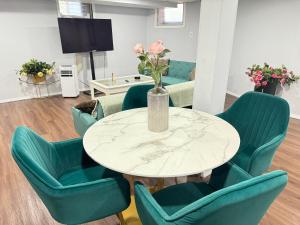 ein Esszimmer mit einem Tisch und grünen Stühlen in der Unterkunft Cozy 1 bedroom close to NYC with private bar in North Bergen