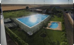 an overhead view of a large swimming pool at Albergue turistico diversion sur in Horcajo de Santiago