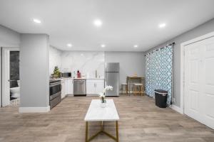 a kitchen with a table in the middle of it at Fully Equipped 1BR with King Bed, Pool & Free Parking in Houston