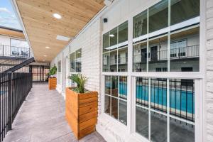 an indoor patio with a pool in a building at Fully Equipped 1BR with King Bed, Pool & Free Parking in Houston