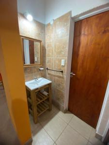 ビージャ・ヤカントにあるCasitas Del Champaquiのバスルーム(シンク、木製のドア付) +14枚の写真