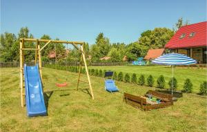 plac zabaw ze zjeżdżalnią i parasolem w obiekcie 4 Bedroom Amazing Home In Ruciane-Nida w mieście Karwica +16 zdjęć