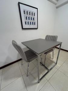 a table and two chairs in a room at Loft Celita Franca in Feira de Santana
