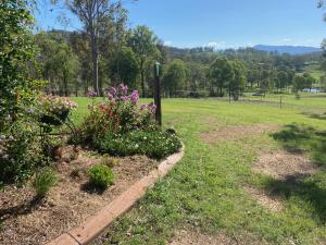 ein Garten mit Blumen mitten auf einem Feld in der Unterkunft Rosehill cottage and bush retreat in Glastonbury