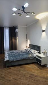 Postel nebo postele na pokoji v ubytování Avram Iancu Centru Stay