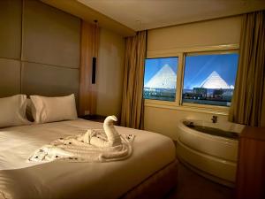 Postel nebo postele na pokoji v ubytování Tiye Pyramids Hotel