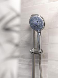 eine Dusche mit Duschkopf in einem Badezimmer in der Unterkunft Medway, Rochester Stays Living - Contractors, Family, Free Parking, Garden, Sleeps up to 6 guests in Wainscot