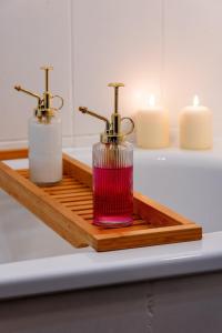 - un plateau en bois avec deux bougies sur un lavabo dans l'établissement Séjour lodge Namur, à Namur