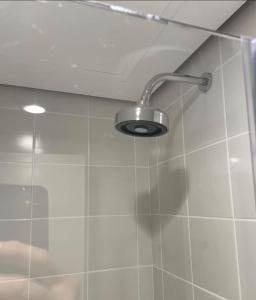 um chuveiro com chuveiro em um banheiro em Luxo&Confort Hotel Av Ibirapuera em São Paulo