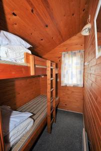 1 Schlafzimmer mit 2 Etagenbetten in einer Hütte in der Unterkunft Dancamps Holmsland in Hvide Sande