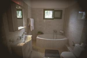 Koupelna v ubytování Hotel Marathia + 37 fotografií