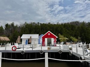 TuaranCurve56的水面上的小房子