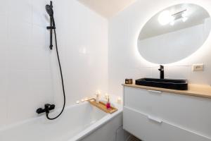 une salle de bain avec un miroir et un lavabo dans l'établissement Séjour lodge Namur, à Namur 20 autres photos