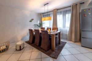 a dining room with a table and some chairs at Séjour lodge Namur in Namur