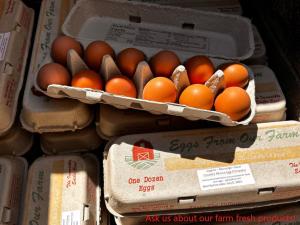 Ein Haufen Eier in Kisten auf einem Regal in der Unterkunft Butterfly Cottage - Glamping in Oliver + 29 Fotos