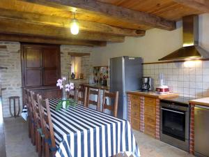 Kuchyň nebo kuchyňský kout v ubytování Gîte familial rénové, jardin avec jeux, terrasse, proche circuits randonnée, 7 pers + 2 bébés - FR-1-611-4