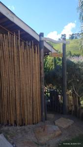 a wooden fence in front of a building at Chalés Fenix in Santo Antônio do Pinhal +176 photos