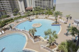 - une vue sur la grande piscine bordée de palmiers et de chaises dans l'établissement Laketown Wharf 835 - Very Cool 1 BedroomBunks, Sleeps 6, Free Fun! condo, à Panama City Beach