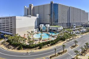 - une vue aérienne sur le grand hôtel et le casino mgm dans l'établissement Laketown Wharf 835 - Very Cool 1 BedroomBunks, Sleeps 6, Free Fun! condo, à Panama City Beach