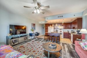 un salon et une cuisine avec un canapé et une table dans l'établissement Laketown Wharf 835 - Very Cool 1 BedroomBunks, Sleeps 6, Free Fun! condo, à Panama City Beach