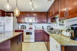 - une cuisine avec des placards en bois et des appareils blancs dans l'établissement Laketown Wharf 835 - Very Cool 1 BedroomBunks, Sleeps 6, Free Fun! condo, à Panama City Beach 39 autres photos