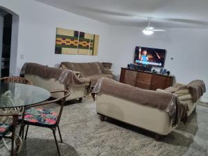 Istumisnurk majutusasutuses Casa Eventos e Temporada com 2 suites, piscina, churrasqueira, Wi-Fi, Ar Condicionado - Proximo Praia Mar Casado e Pernambuco - Guaruja -