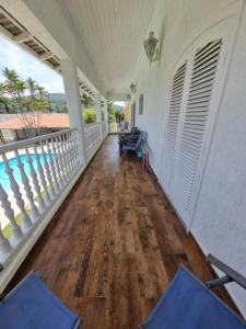 Rõdu või terrass majutusasutuses Casa Eventos e Temporada com 2 suites, piscina, churrasqueira, Wi-Fi, Ar Condicionado - Proximo Praia Mar Casado e Pernambuco - Guaruja -