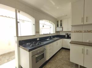 Köök või kööginurk majutusasutuses Casa Eventos e Temporada com 2 suites, piscina, churrasqueira, Wi-Fi, Ar Condicionado - Proximo Praia Mar Casado e Pernambuco - Guaruja -