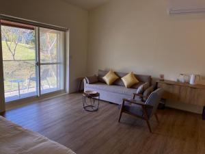 Ein Sitzbereich in der Unterkunft Kilar Mountain Villa