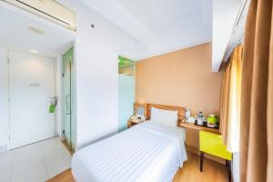 Postel nebo postele na pokoji v ubytování Whiz Prime Hotel Balikpapan