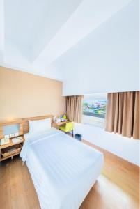 Postel nebo postele na pokoji v ubytování Whiz Prime Hotel Balikpapan