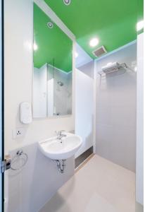 Koupelna v ubytování Whiz Prime Hotel Balikpapan