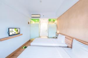Postel nebo postele na pokoji v ubytování Whiz Prime Hotel Balikpapan