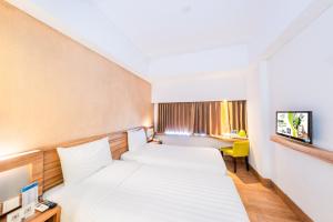 Postel nebo postele na pokoji v ubytování Whiz Prime Hotel Balikpapan