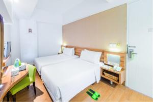 Postel nebo postele na pokoji v ubytování Whiz Prime Hotel Balikpapan