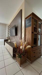 salon z tablicą na ścianie w obiekcie Apartamento Bem Te Vi w mieście Petrolina +7 zdjęć