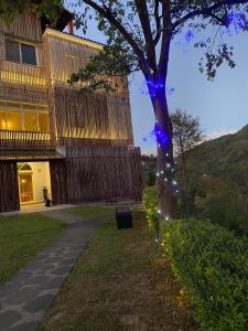 Ein Garten an der Unterkunft Kilar Mountain Villa