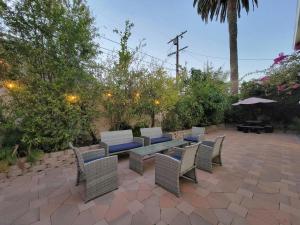 Zahrada ubytování 3 bedroom guest suite first floor unit with nice patio area right next to the MrC Hotel 10 minutes from Rodeo Drive Washer Dryer WIFI and more