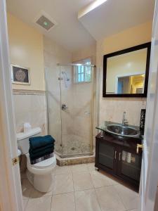 Koupelna v ubytování 3 bedroom guest suite first floor unit with nice patio area right next to the MrC Hotel 10 minutes from Rodeo Drive Washer Dryer WIFI and more