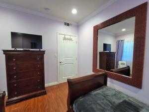 TV a/nebo společenská místnost v ubytování 3 bedroom guest suite first floor unit with nice patio area right next to the MrC Hotel 10 minutes from Rodeo Drive Washer Dryer WIFI and more